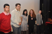 Da dx: Alessandro Melioli, Mariana Cecchini e alcuni studenti del Collegio del Mondo Unito per il conferimento della Menzione Speciale per il documentario argentino “Cine, dioses y billetes”